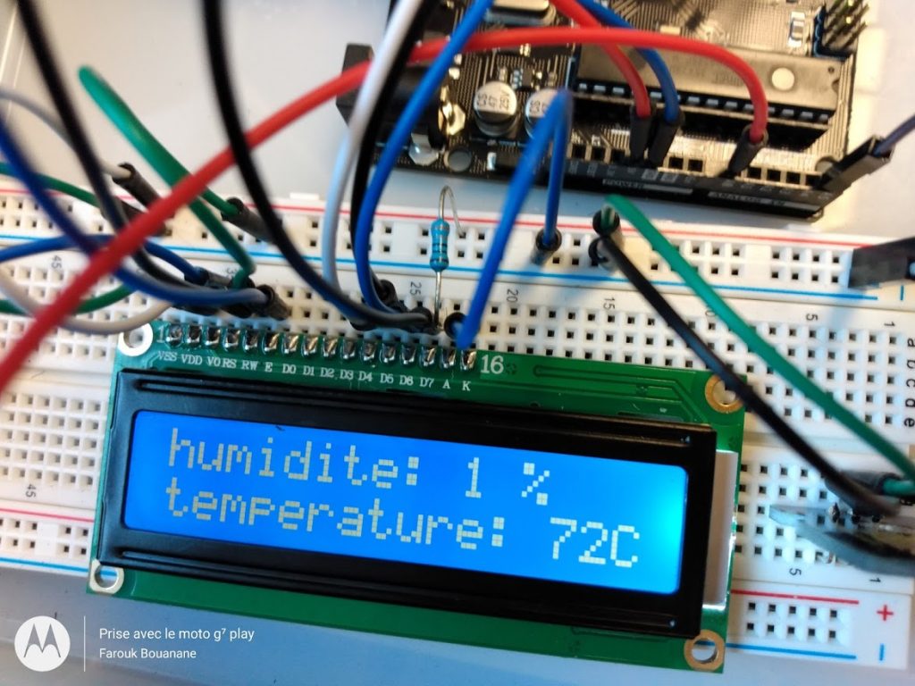 l'image démontre une composante informatique sur laquelle est affiché un taux d'humidité d'un pourcent, et une température de 72 degrés Celsius.